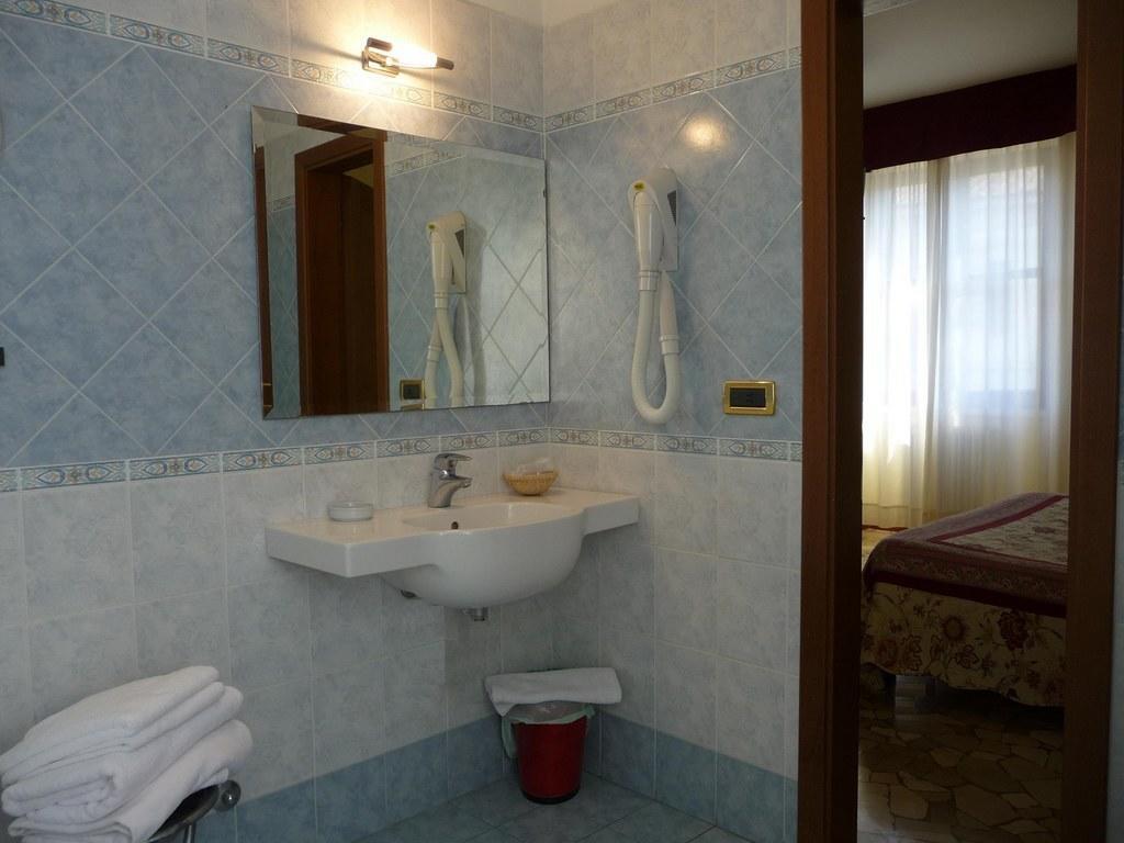 Hotel Ariston Пиза Стая снимка