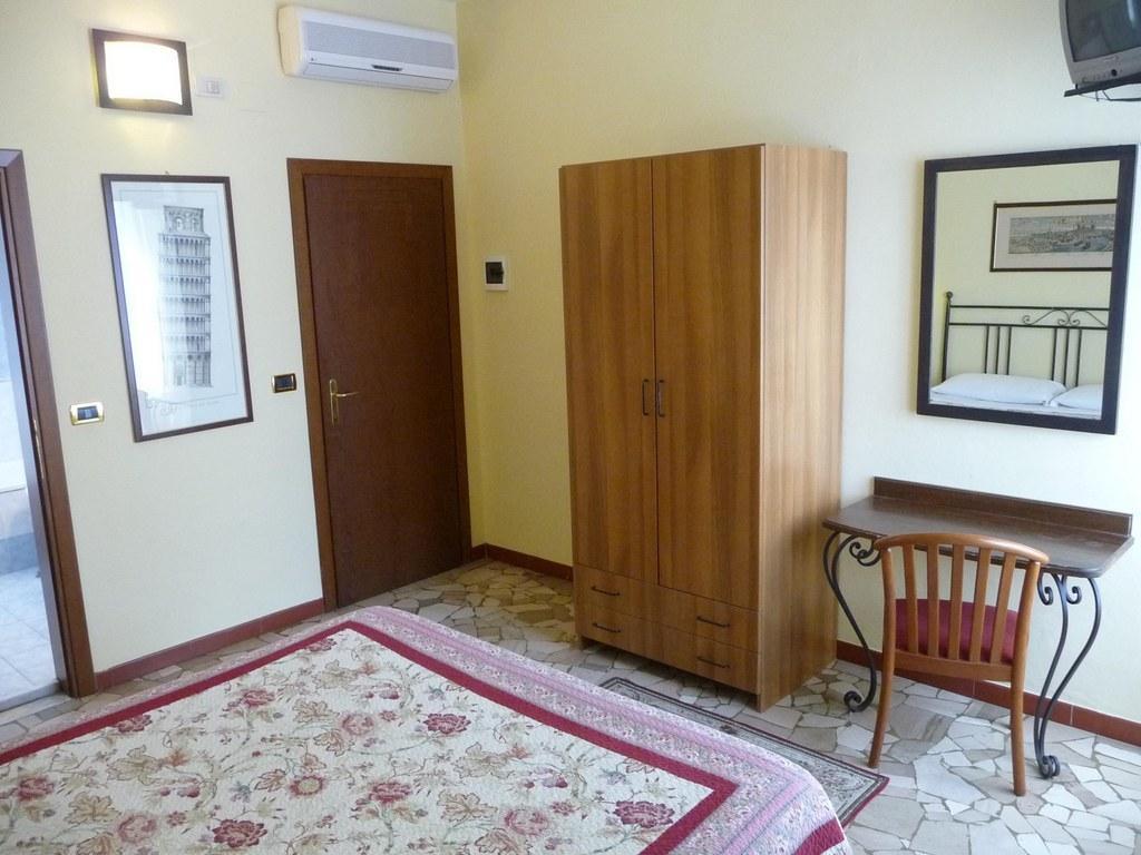 Hotel Ariston Пиза Стая снимка
