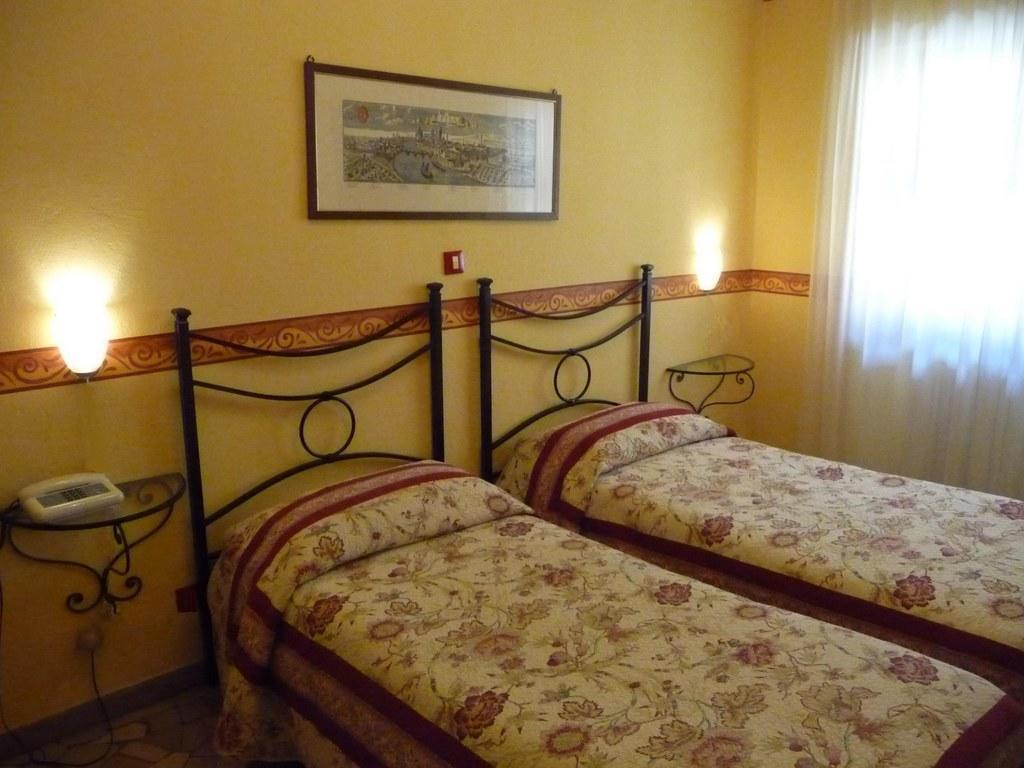 Hotel Ariston Пиза Стая снимка