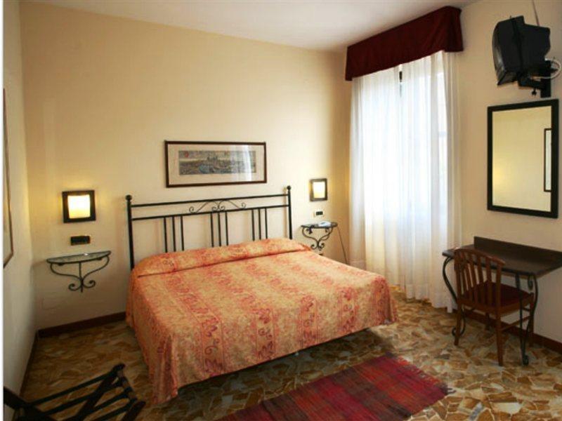 Hotel Ariston Пиза Екстериор снимка