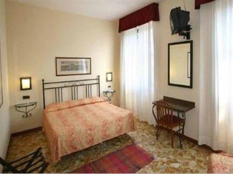 Hotel Ariston Пиза Стая снимка