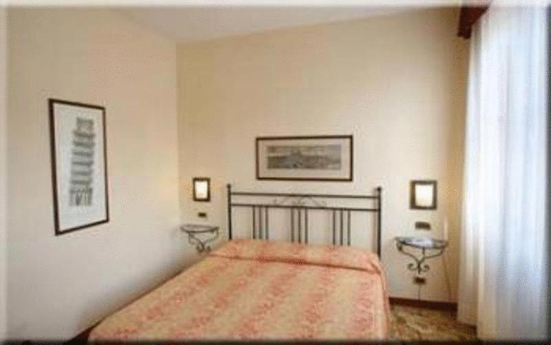 Hotel Ariston Пиза Стая снимка